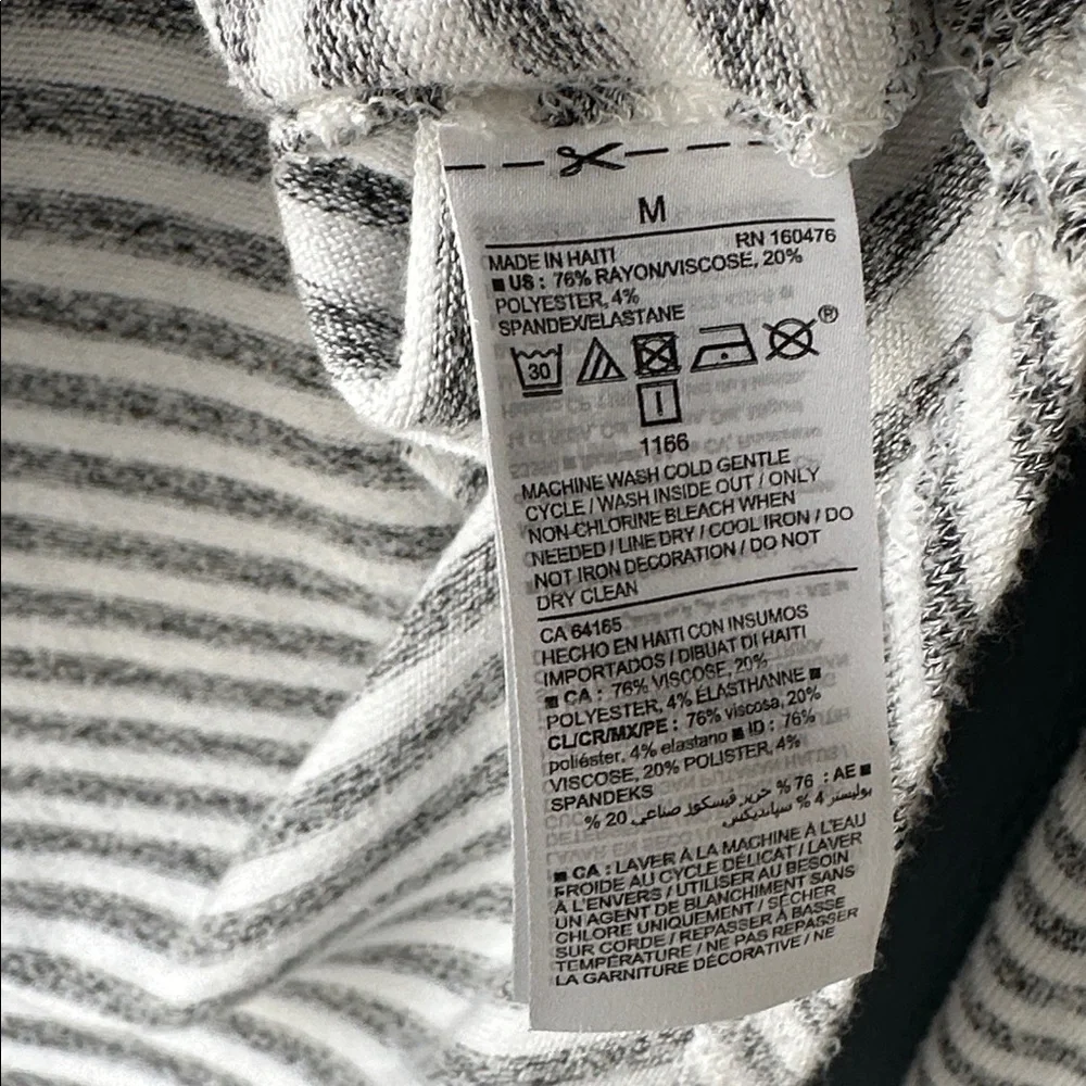 🩶 OLD NAVY women’s Long Sleeve Tee shirt size medium M gray and white stripes - Picture 7 of 7